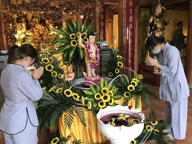 Leaders of agencies congratulate on Buddha's birthday to Tieu Dao pagoda